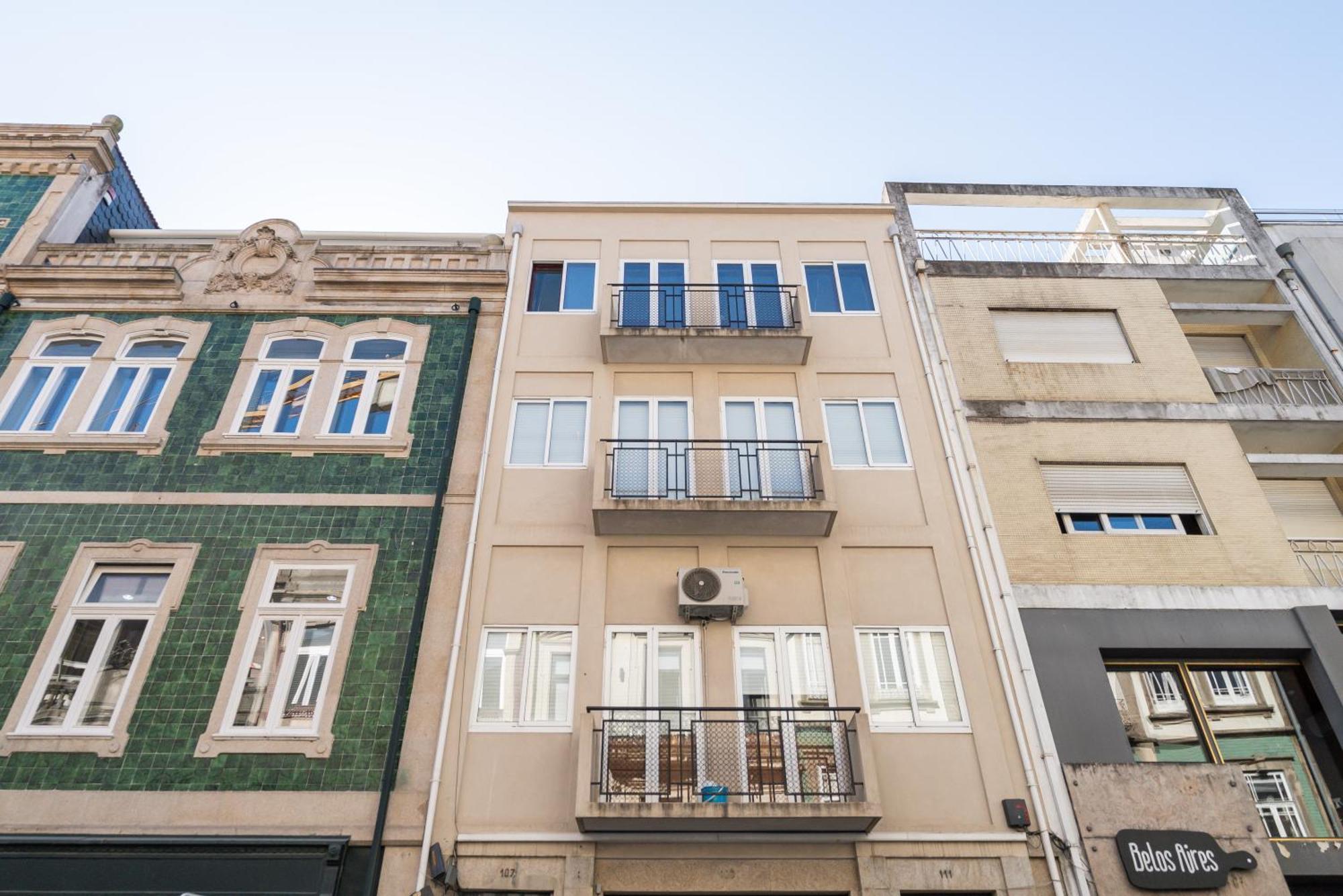 Colorful Bright Flat With Balcony By Host Wise Apartment Porto Bilik gambar